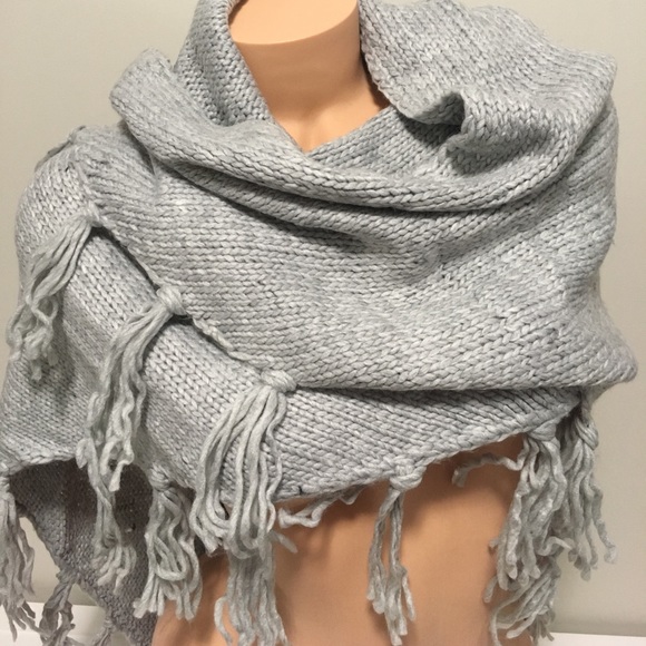 🆕GUESS - GREY FRINGE TRIANGLE SCARF / SHAWL - NWT - Picture 7 of 8